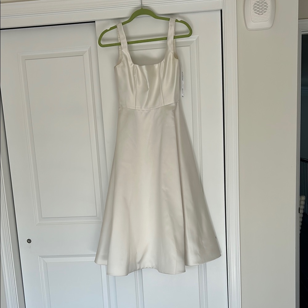 Elegant White Sleeveless Dress
